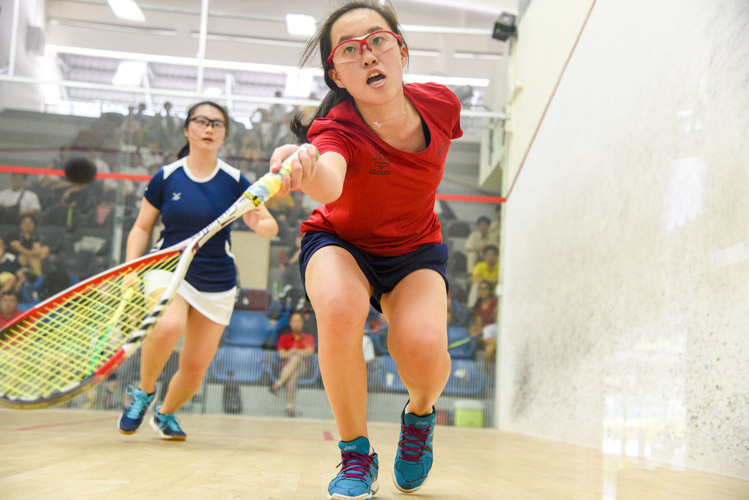 HCI’s Valerie Soh (in red) in action during her match against ACJC’s Hazel Wee. (Photo © Stefanus Ian/Red Sports)