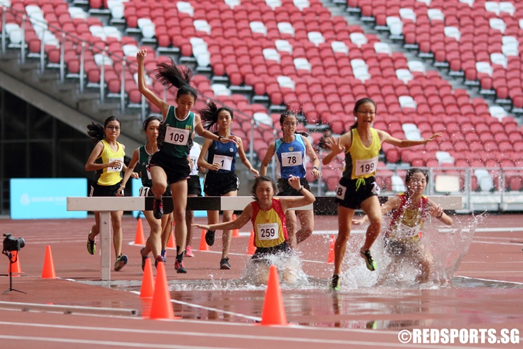 Racers in action as they clear the hurdle. (Photo  © Chan Hua Zheng/Red Sports)