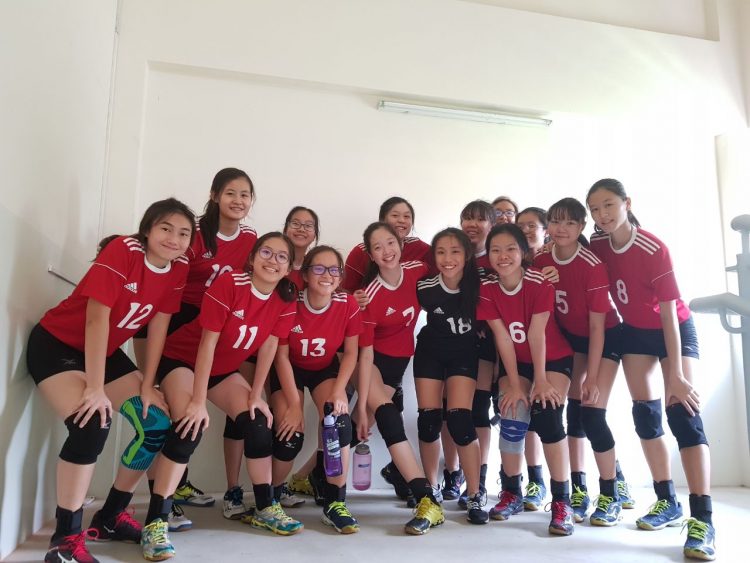 The Cedar girls' players pose for a team photo. Photo 2 © Lim Yi Fei/Red Sports)