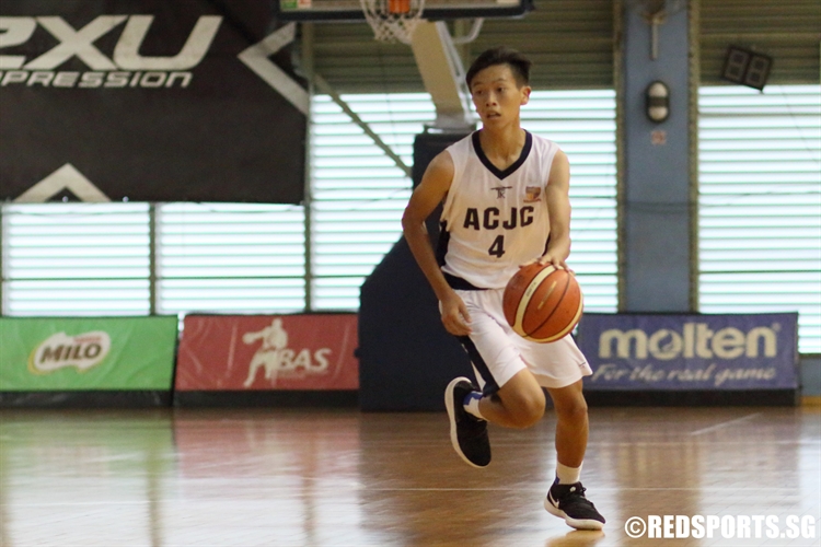 Tanner Lie (ACJC #4) controls the ball in the front court. (Photo 7 © Dylan Chua/Red Sports)