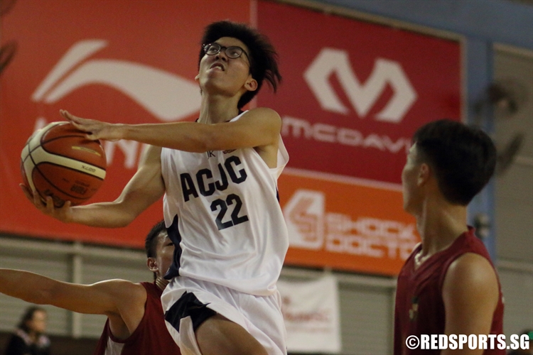 Barnabas Sng (ACJC #22) drives through the lane on his way to an 11-point performance, (Photo 2  © Dylan Chua/Red Sports)