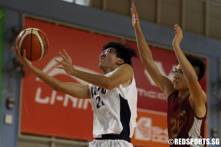 Barnabas Sng (ACJC #22) elevates for a lay-up. (Photo 5 © Dylan Chua/Red Sports)