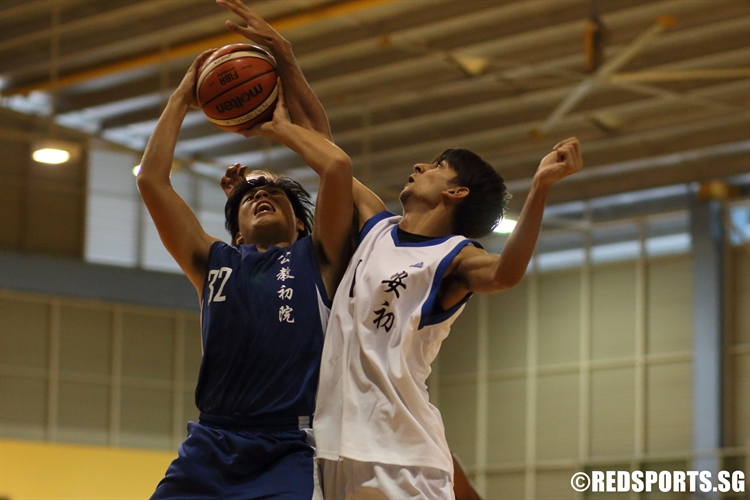 Darrel Ang (CJC #32) draws a foul on a strong move to the basket. (Photo 2 © Dylan Chua/Red Sports)