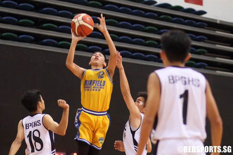 Russell Lim (FMS #12) goes for a lay-up over the defense. (Photo  © Chan Hua Zheng/Red Sports)