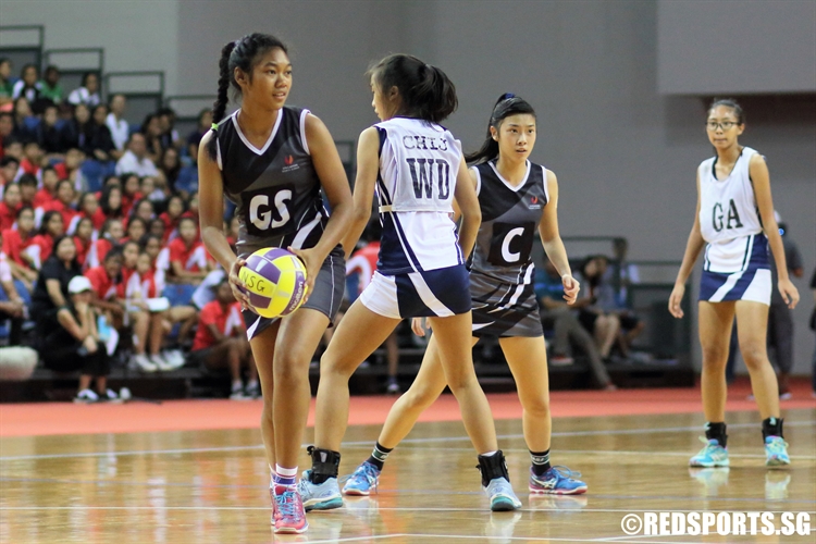 Nur Hanis Marissa (GS) of SSP looks to pass to an open teammate. (Photo  © Chan Hua Zheng/Red Sports)