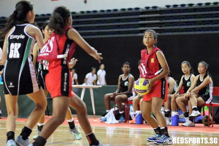 Syaza Atifah (DSS WA) looks to pass the ball to a teammate. (Photo 7 © Dylan Chua/Red Sports)