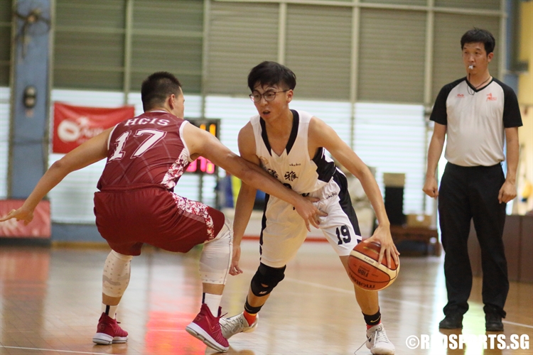 Dylan Ang (EJC #19) attempts to drive past his defender. (Photo  © Chan Hua Zheng/Red Sports)