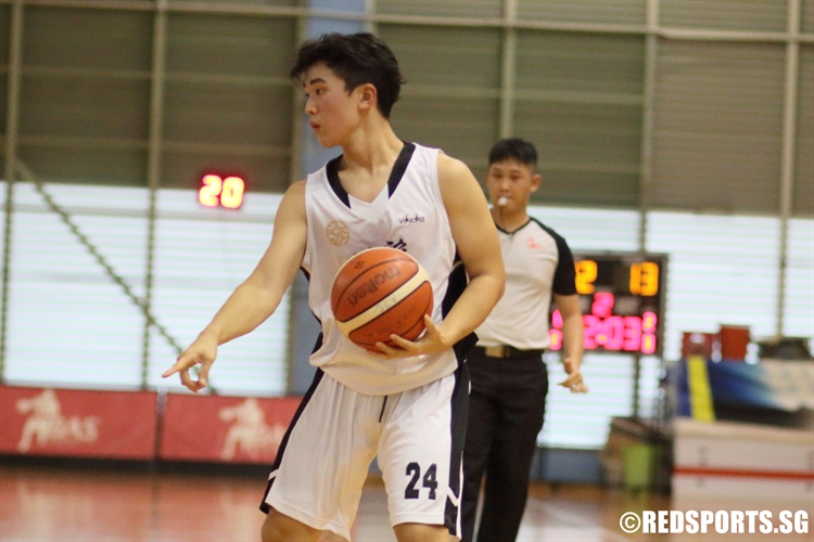 Lim Ngee Yong (EJC #24) calls for a screen on offense. (Photo  © Chan Hua Zheng/Red Sports)