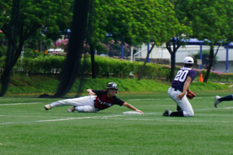 Silas (HCI #02)(left) making a successful steal while ACS(I) third baseman Tristan (ACS(I) #20)(right) turns to check. (Photo 7 © REDintern Pang Chin Yee)