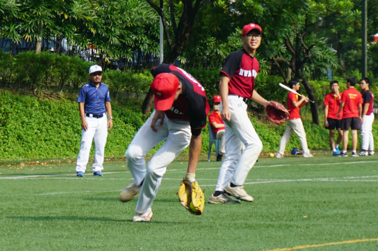 Aloysius (HCI #08) scooping the bunt by Zijia (ACS(I) #18) to oust him at first. (Photo 10 © REDintern Pang Chin Yee) 