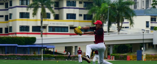 Hwa Chong's ace pitcher Aloysius (HCI #08) winding up his first pitch of the match. (Photo 1© REDintern Pang Chin Yee)