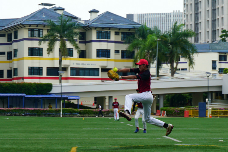 Hwa Chong's ace pitcher Aloysius (HCI #08) winding up his first pitch of the match. (Photo 1© REDintern Pang Chin Yee) 