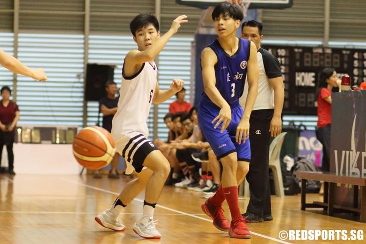 Nathanael Tan (MJC #3) passes the ball to a teammate against HCI. (Photo 15 © Dylan Chua/Red Sports)