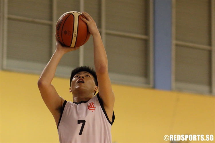 Kenneth Koh (HCI #7) rises for an underbasket shot against MJC. (Photo 7 © Dylan Chua/Red Sports)