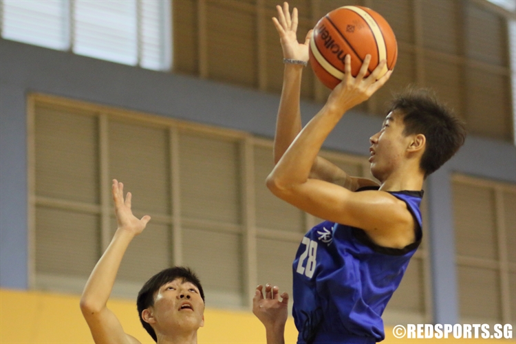 Darryl Chan (MJC #28) rises for a lay-up against HCI. (Photo 12 © Dylan Chua/Red Sports)
