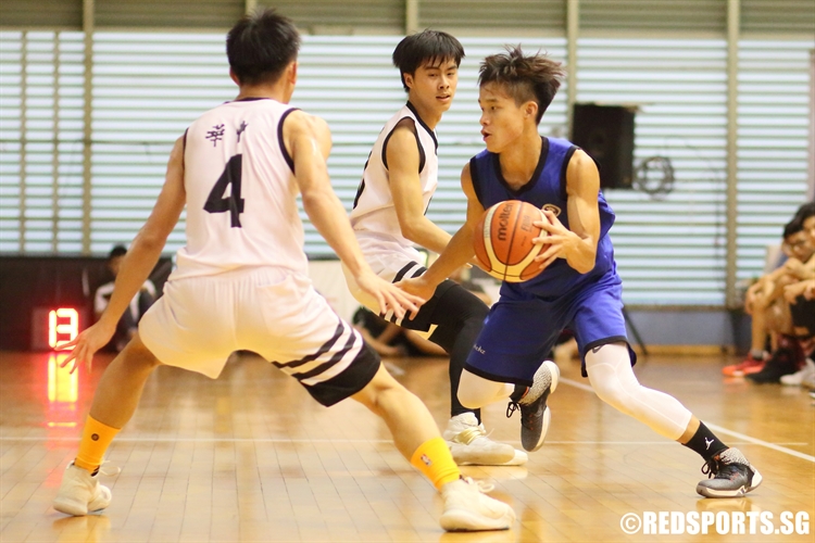 Tiong Chuan Yao (MJC #6) splits two HCI defenders. (Photo 11 © Dylan Chua/Red Sports)