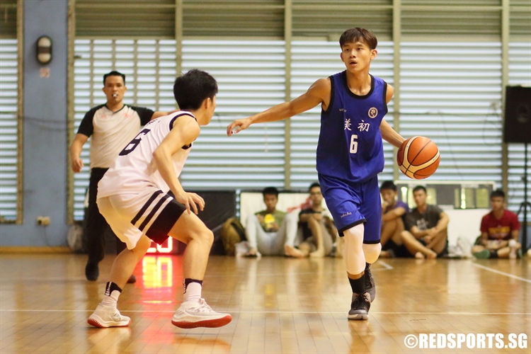 Tiong Chuan Yao (MJC #6) surveys the court on offence. The MJC guard bagged a game-high 17 points against HCI. (Photo 4 © Dylan Chua/Red Sports)