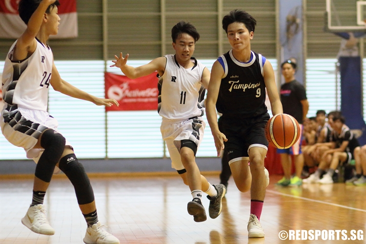Liang Jun Kang (TPJC #9) controls the ball in the front court. (Photo 10 © Dylan Chua/Red Sports)