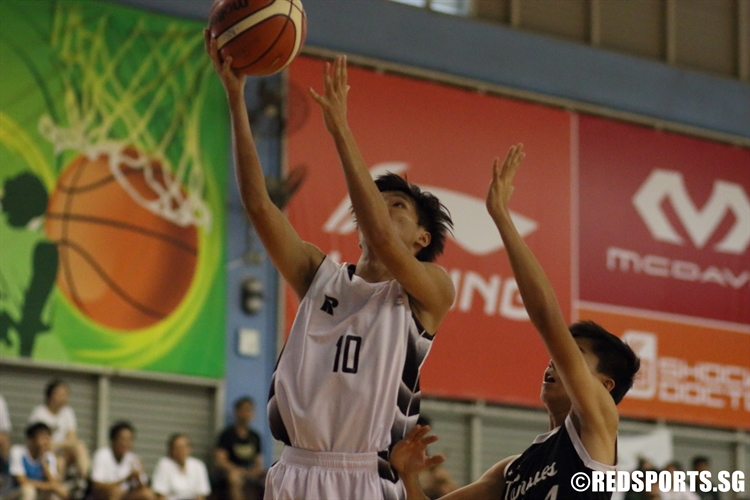 James Tuen (IYJC #10) soars for a lay-up in traffic. (Photo 7 © Dylan Chua/Red Sports)