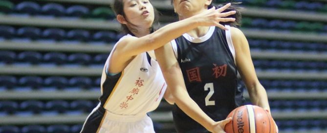 Rachel Tan (NJC #2) attacks the basket against Jurong on her way to a 19-point performance. (Photo 1 © Dylan Chua/Red Sports)
