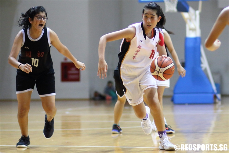 Kindra Sim (Jurong #10) attempts a drive to the rim. (Photo 4 © Dylan Chua/Red Sports)