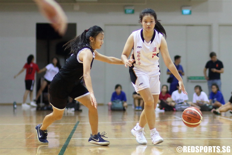 Valerie Lim (Jurong #7) controls the ball in the front court on her way to a 19-point outing. (Photo 2 © Dylan Chua/Red Sports)