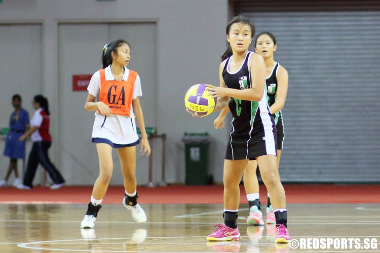 Erin Lee (C) of RGS surveys the floor for passing options. (Photo © Chan Hua Zheng/Red Sports)