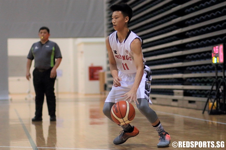 Justen Chiam (NV #11) controls the ball in the front court. (Photo 8 © Dylan Chua/Red Sports)
