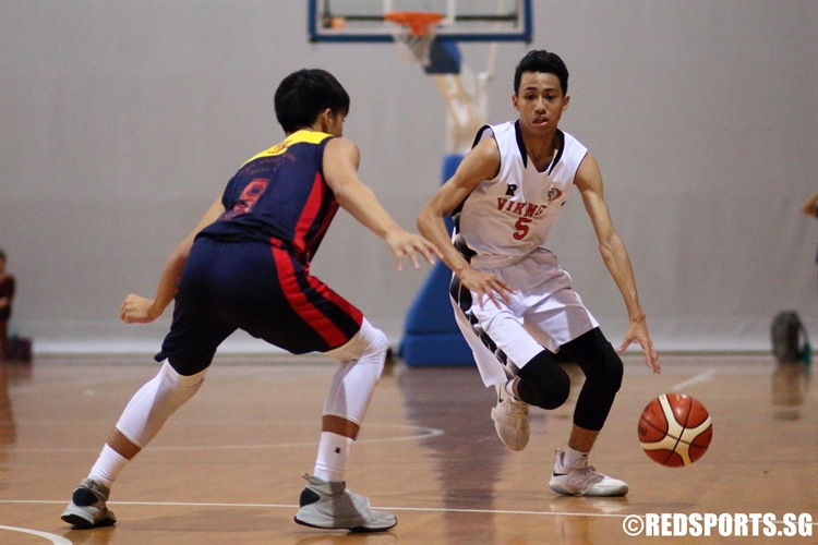 Sim Yi (NV #5) attacks his defender on a drive to the hoop.(Photo 3 © Dylan Chua/Red Sports)