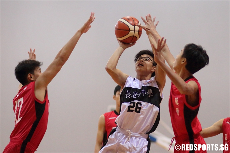 Aaron Chaw (PHS #26) with a pull-up jump-shot over the defense. He finished with 13 points in the victory. (Photo  © Chan Hua Zheng/Red Sports)