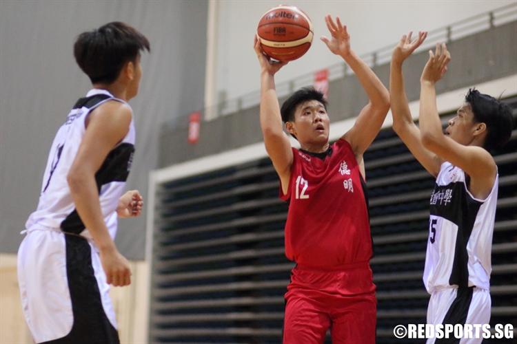 John Ng (DMN #12) attempts a shot over the defense. (Photo  © Chan Hua Zheng/Red Sports)