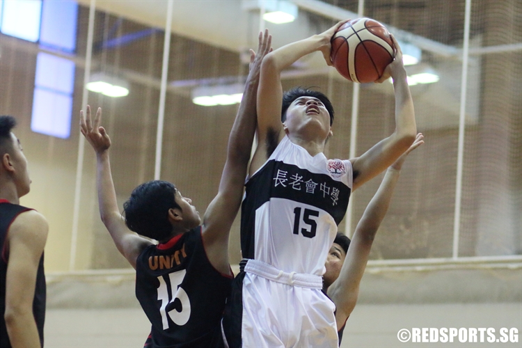 Jaron Ng (PHS #15) goes up strong for a shot in the paint. (Photo © Chan Hua Zheng/Red Sports)