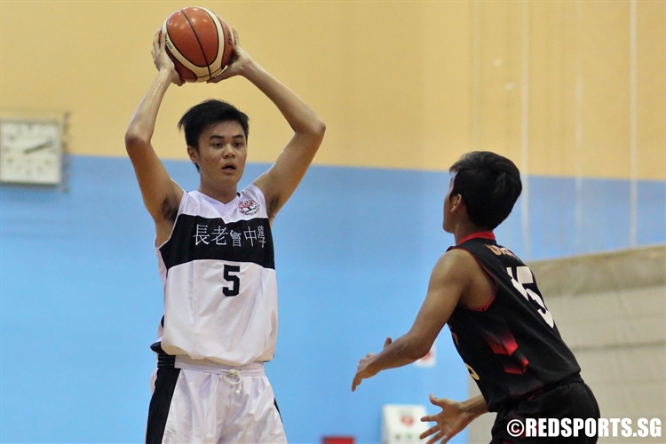 Kovan Toh (PHS #5) looks to pass. He finished with 10 points in the victory. (Photo © Chan Hua Zheng/Red Sports)