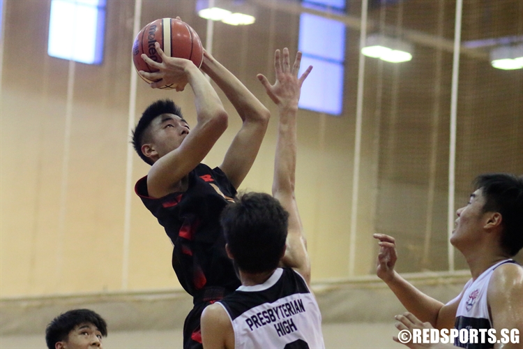 Jonathan Ng (US #35) with a fade-away jumper over the defense. (Photo © Chan Hua Zheng/Red Sports)