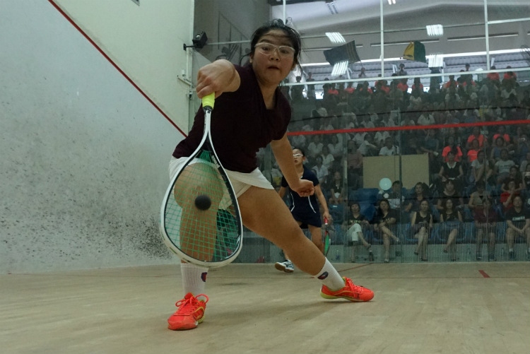 Lim Bi Xi Monica (front) of SCGS stretching in to receive the ball from Hazel Chua (back) of MGS. (Photo 8 © REDintern Pang Chin Yee) 