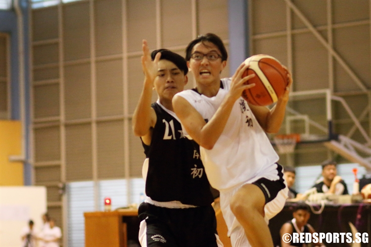(TJC #7) goes for a lay-up against the defense. (Photo © Chan Hua Zheng/Red Sports)