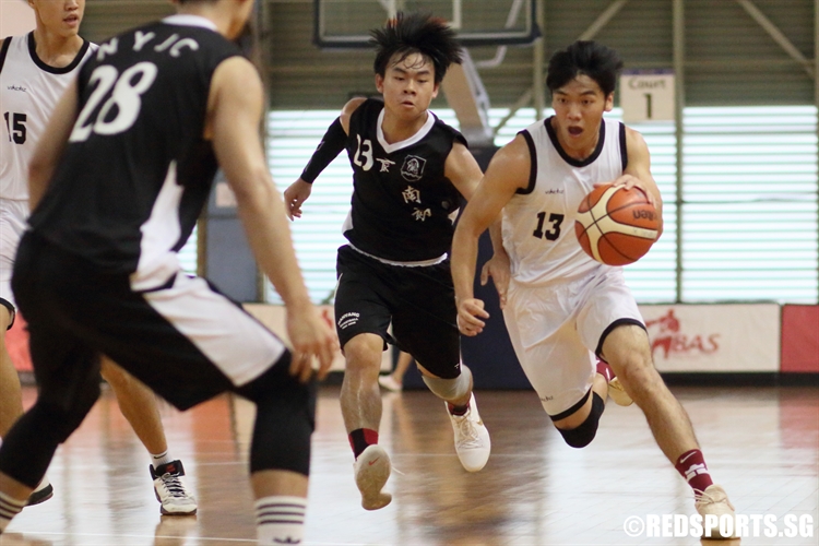 YJC #13 on a drive to the hoop. (Photo 9 © Dylan Chua/Red Sports)