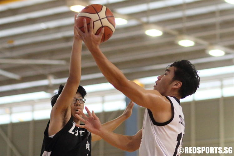 YJC #13 extends for a contested lay-up in the paint. (Photo 5 © Dylan Chua/Red Sports)