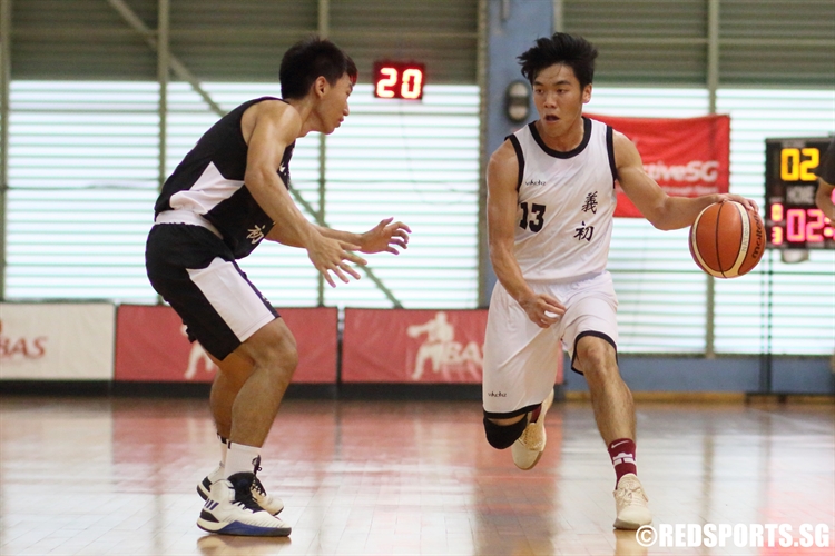 YJC #13 controls the ball in the front court. (Photo 3 © Dylan Chua/Red Sports)