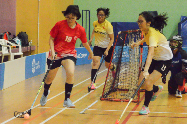 Teresa Zhang (RVHS #19) calmly dribbles past two players. (Photo 10 © REDintern Nathiyaah Sakthimogan)