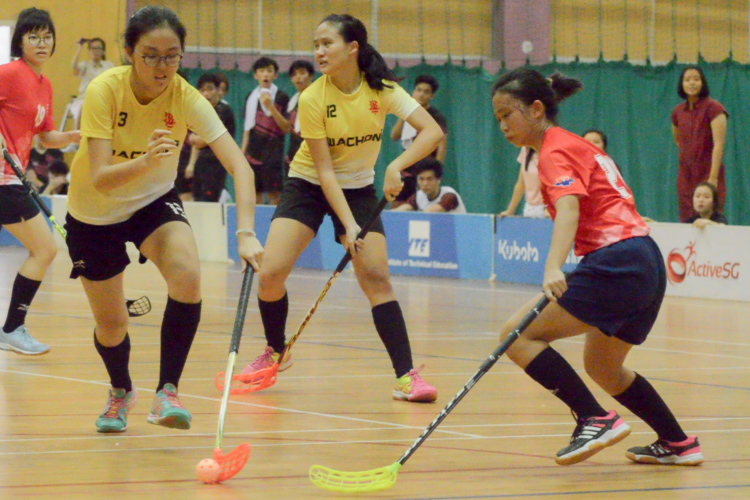 Cheryl Kho (HCI #13) swerves past the opposing defender. (Photo 5 © REDintern Nathiyaah Sakthimogan)