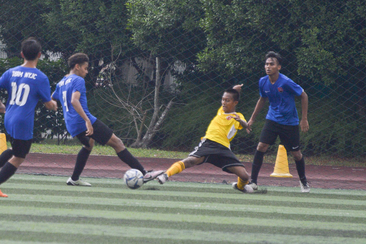 A VJC and a NYJC player go in for the ball. (Photo 14 © REDintern Nathiyaah Sakthimogan)
