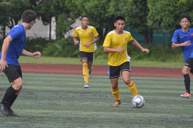 VJC player is given space to dribble past the defenders. (Photo 7 © REDintern Nathiyaah Sakthimogan)