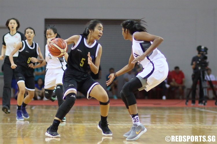 Nur Afiyah (YTS #5) takes on Crystal Nathasha (SCGS #9) one-on-one. (Photo © Chan Hua Zheng/Red Sports)