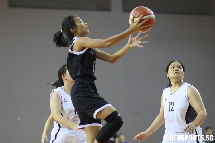 Nur Afiyah (YTS #5) elevates for a lay-up. (Photo © Chan Hua Zheng/Red Sports)