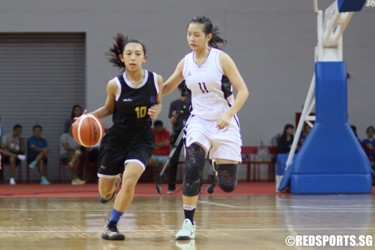 Mabel Ong (YTS #10) drives past her defender as she brings the ball up-court. (Photo © Chan Hua Zheng/Red Sports)