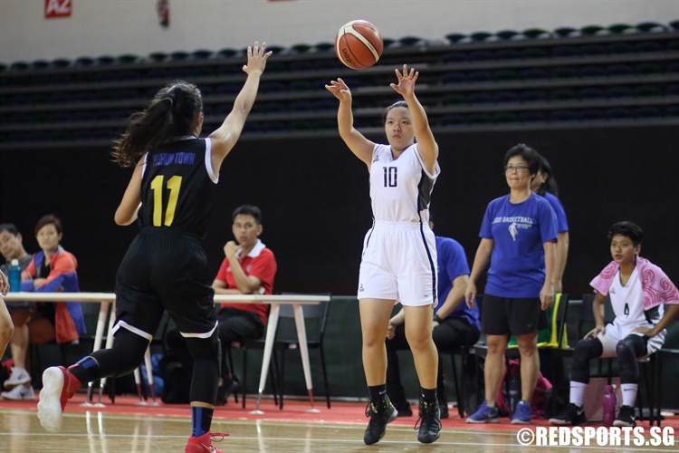 Freda Wee (SCGS #10) fires a baseline jumper over the defense. (Photo © Chan Hua Zheng/Red Sports)