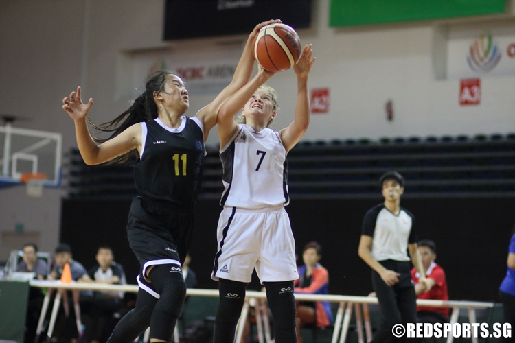 Tori Chua (SCGS #7) draws a foul as she goes for a shot. (Photo © Chan Hua Zheng/Red Sports)