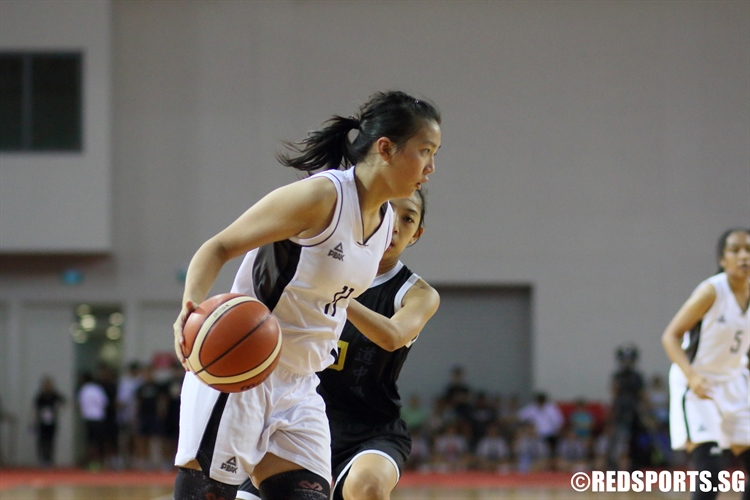 Rachel Ang (SCGS #11) beats her defender on a baseline drive. (Photo © Chan Hua Zheng/Red Sports)