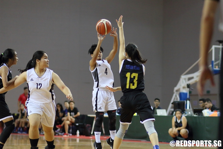Fatin Nazura (SCGS #4) pulls up for a jumper over the defense. (Photo © Chan Hua Zheng/Red Sports)